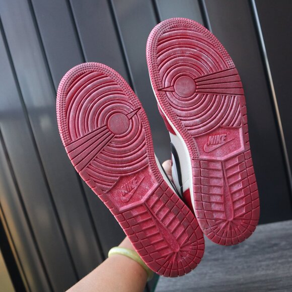 Air Jordan 1 Retro High OG "Chicago Lost and Found" Sneaker - Picture 7 of 12